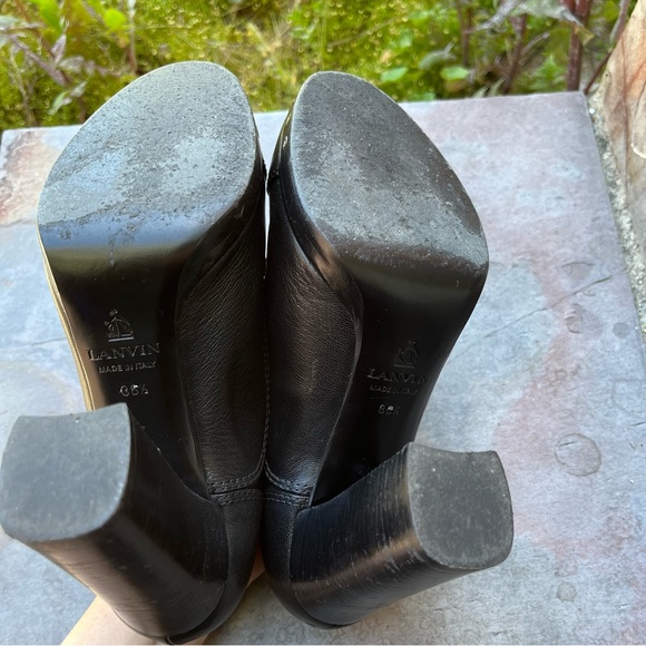 Designer Lanvin black Oxford heels with gold detailing. - Picture 4 of 10